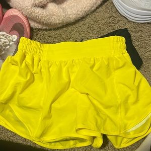 Lululemon hotty hot shorts low rise 2.5 inch SIZE 4.